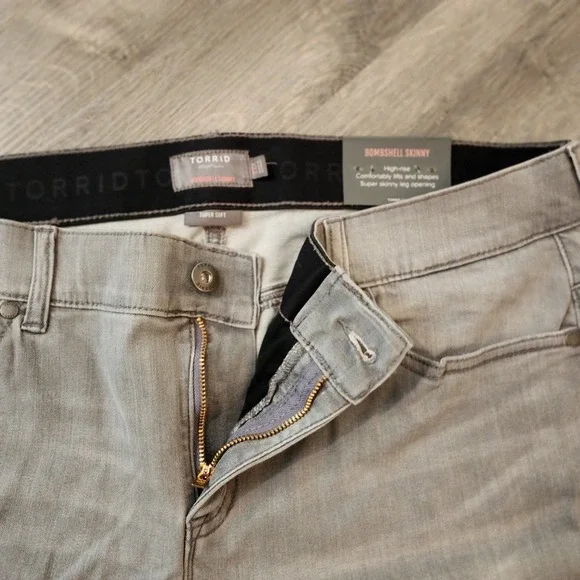 NWT Torrid Bombshell Skinny Jeans 22 Gray Distressed‎ High Rise Soft Stretch - Picture 6 of 16